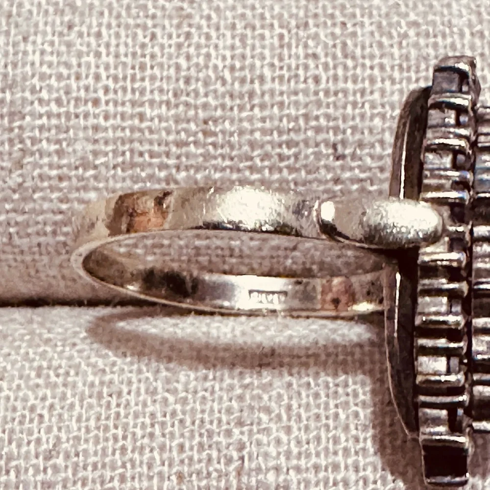 Vintage | Ring | Sterling Silver Garnet Ring - Picture 4 of 12